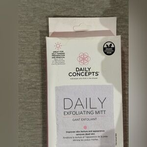Daily Concepts Exfoliating Mitt - White